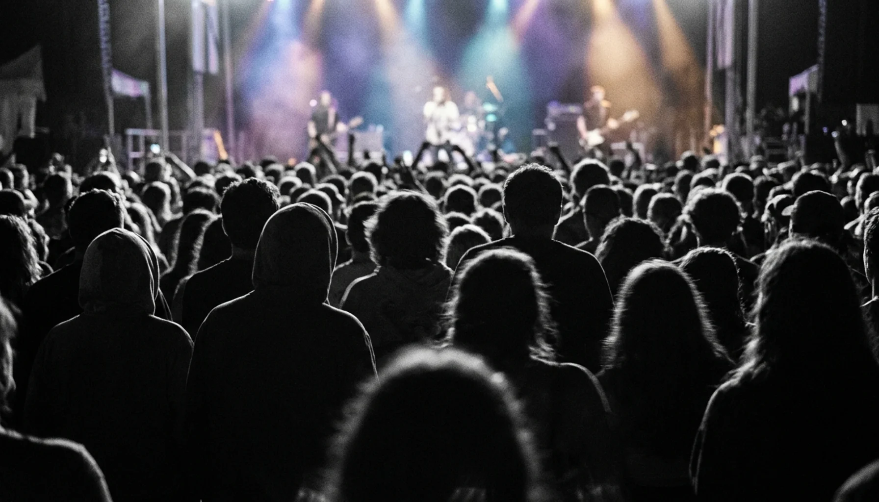 Crowd at a Jersey Shore concert, a lively weekend getaway New Jersey summer event